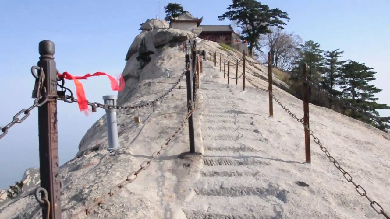 Climb the Mount Huashan