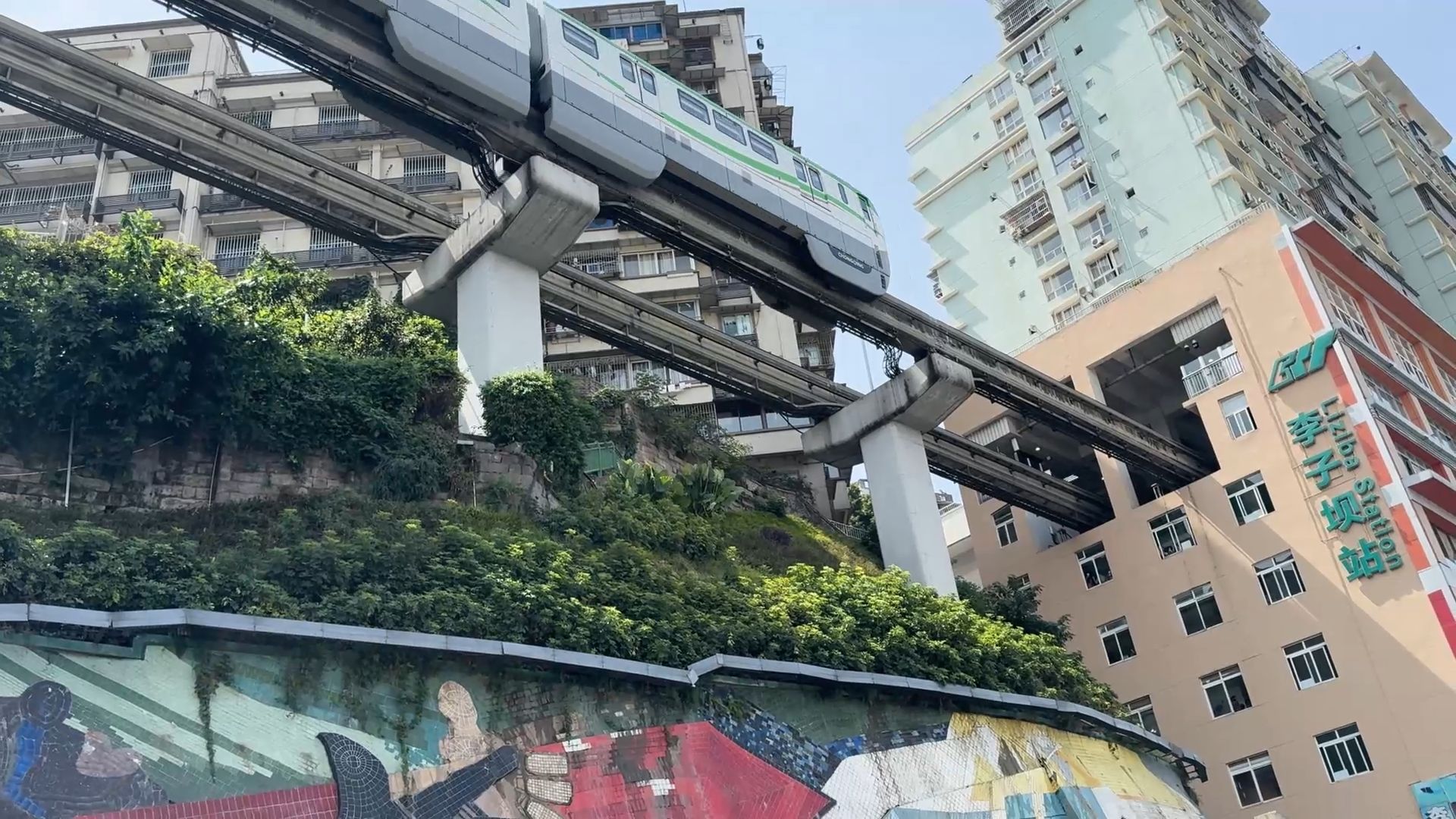 Metro Runs through a Building, Liziba Station