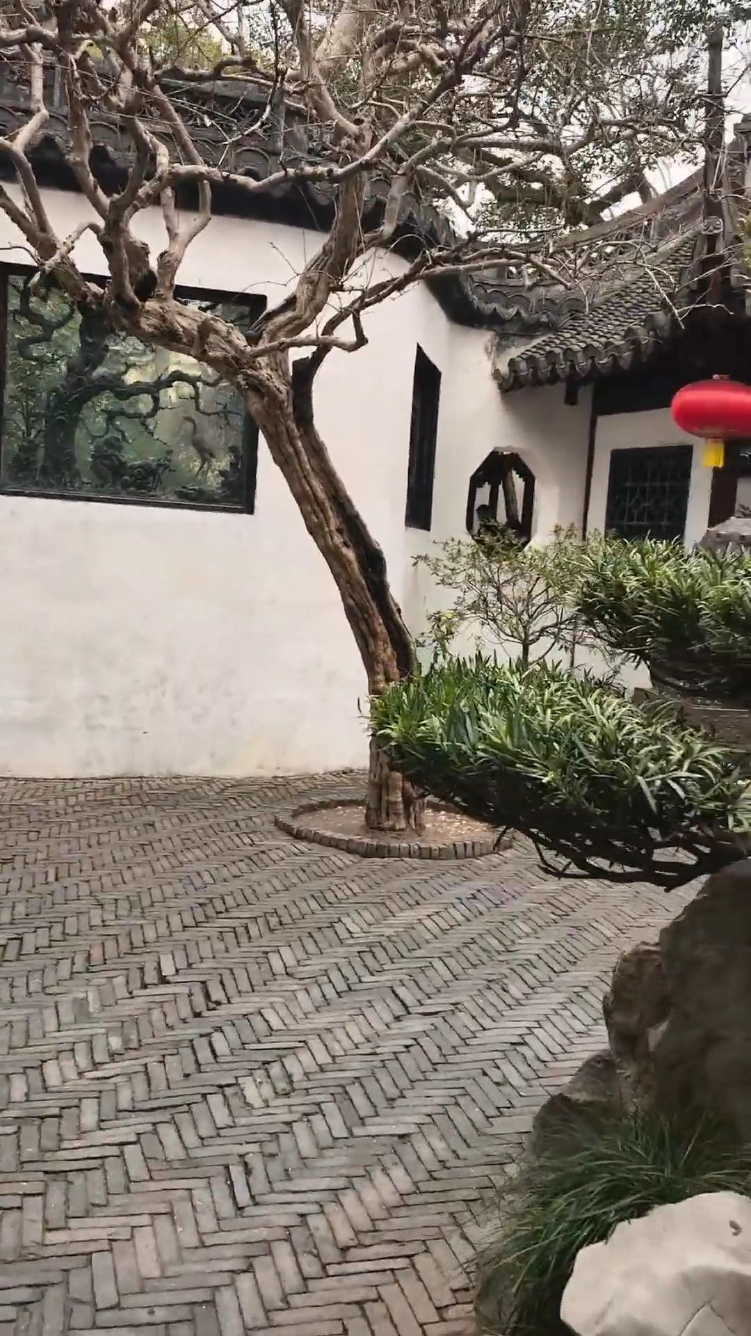 Visitors in Yu Garden
