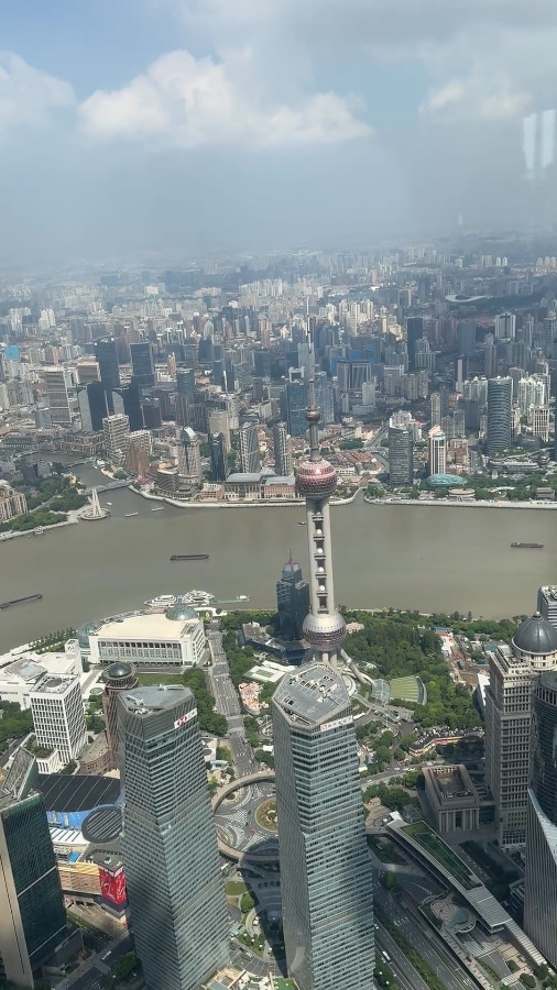 Observe Huangpu River and the Oriental Pearl Tower on Shanghai Tower