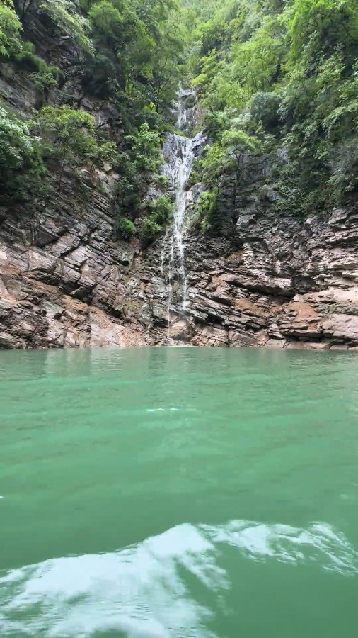 Cruising on the Green Water of Shennv Stream, Yangtze River