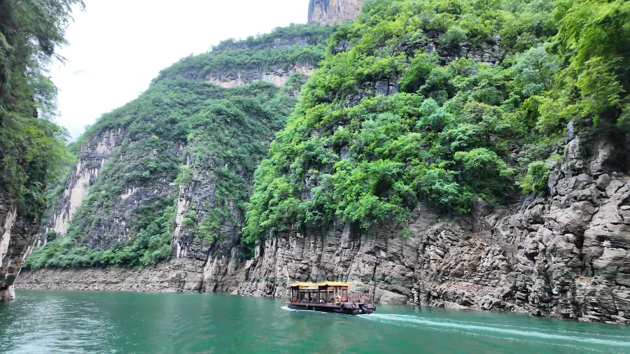 Cruising Shennv Stream along Yangtze River
