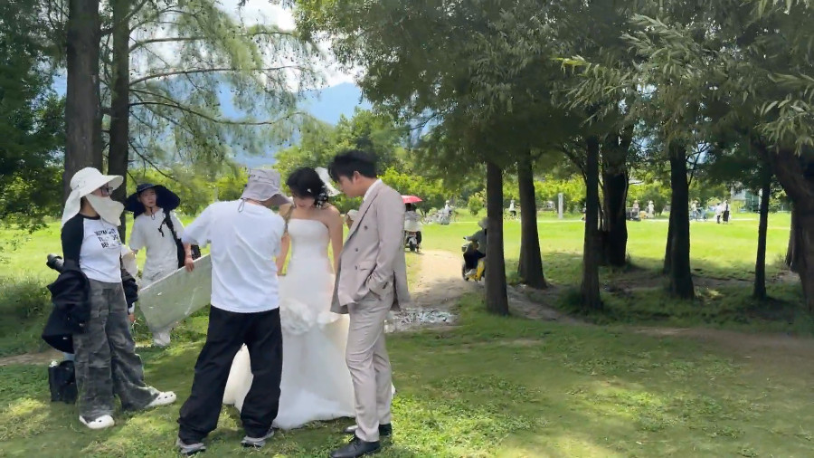 Taking Outdoor Wedding Photos at Erhai Lake