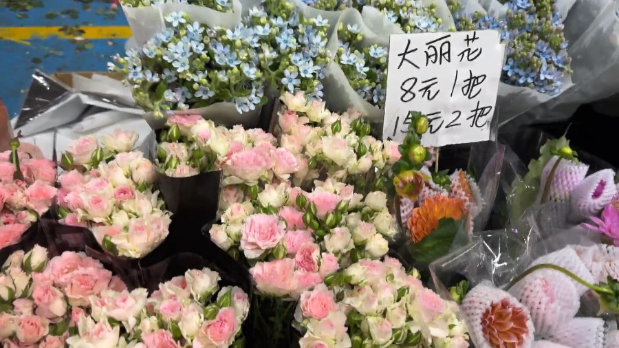 Get a Bunch of Flowers at Dounan Flower Market