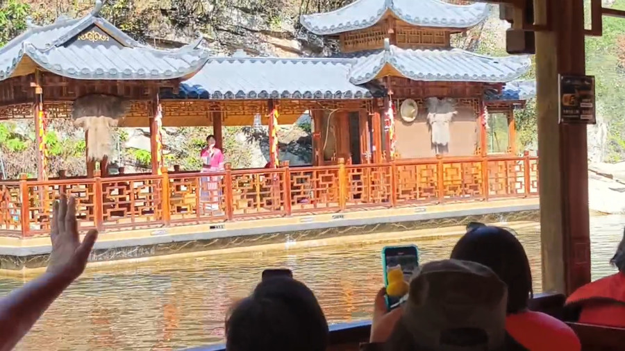 Cruising Baofeng Lake, Zhangjiajie