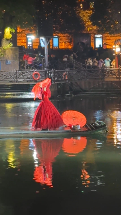 Performance on a Bamboo Raft, Fenghuang Ancient Town