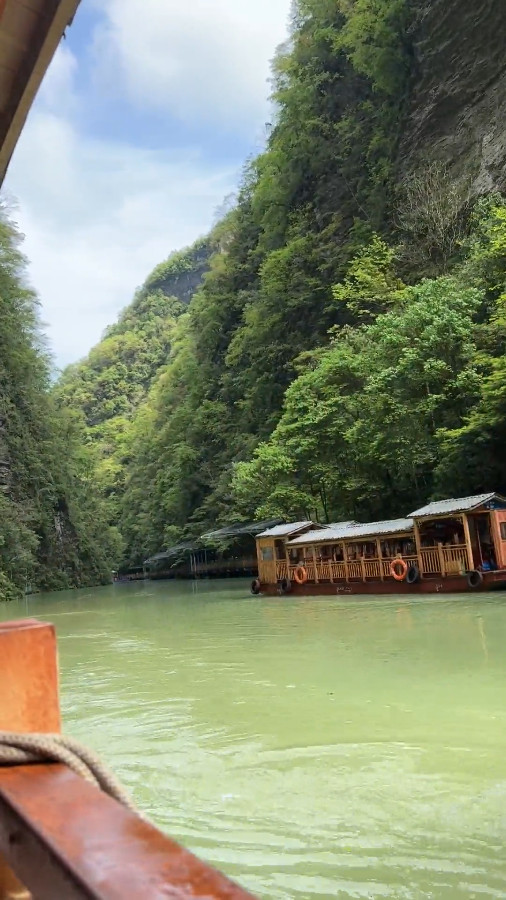 Sightseeing Boat on Shenquan Lake, Zhangjiajie Grand Canyon